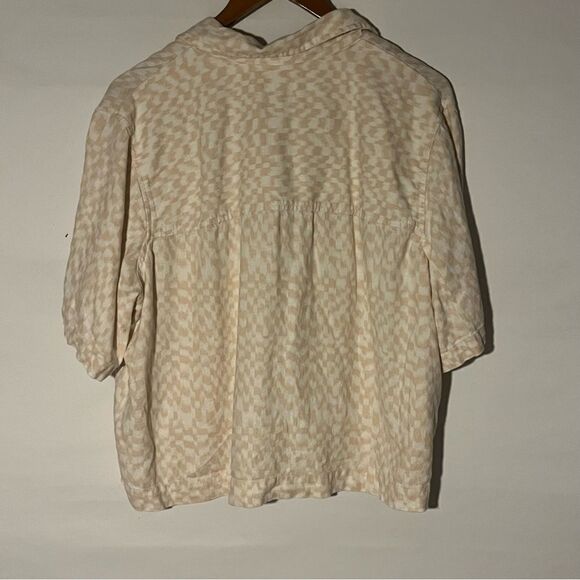 Women's Universal Thread Tan & White Short Sleeve Button Down Shirt - Picture 5 of 7